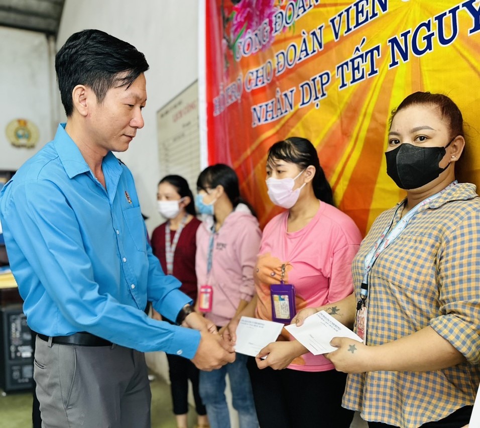 Ông Huỳnh Công Nghĩa – Phó chủ tịch Công đoàn KCN khu vực Đồng Xoài – Đồng Phú trao tặng quà Tết cho đoàn viên công đoàn có hoàn cảnh khó khăn của công ty TNHH Freewell. Ảnh: Thái Ái