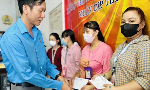 Ông Huỳnh Công Nghĩa – Phó chủ tịch Công đoàn KCN khu vực Đồng Xoài – Đồng Phú trao tặng quà Tết cho đoàn viên công đoàn có hoàn cảnh khó khăn của công ty TNHH Freewell. Ảnh: Thái Ái