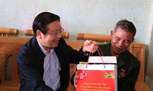 Ông Phan Đình Trạc, Ủy viên Bộ Chính trị, Trưởng Ban Nội chính Trung ương thăm, tặng quà cho người dân ở xã biên giới Quảng Trực, tỉnh Đắk Nông. Ảnh: Thanh Hà