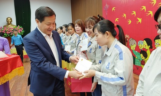 Bí thư Trung ương Đảng, Phó Thủ tướng Lê Minh Khái tặng quà gia đình chính sách, công nhân tại Hải Dương. Ảnh: Diệu Thúy