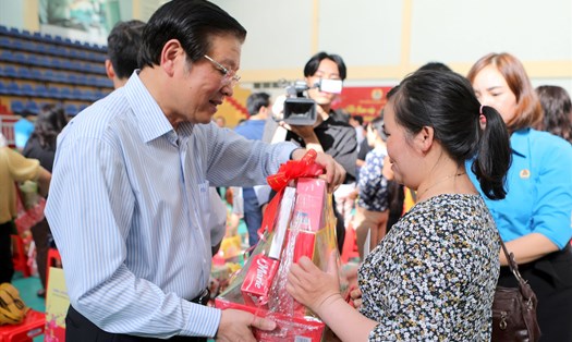Ông Phan Đình Trạc trao quà tết cho người lao động có hoàn cảnh khó khăn ở Đắk Nông. Ảnh: Thành Hà