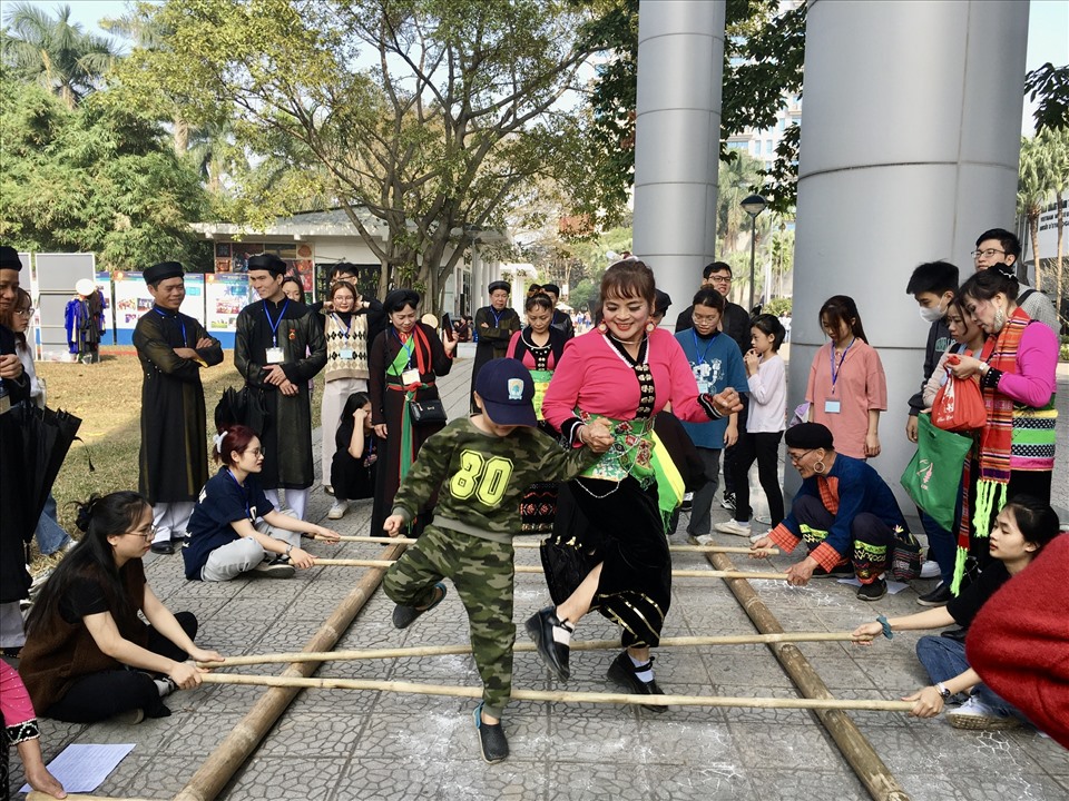 Nghệ nhân người Thái hướng dẫn trẻ nhỏ cách nhảy sạp. Ảnh: Ban tổ chức