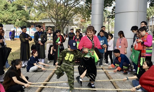 Nghệ nhân người Thái hướng dẫn trẻ nhỏ cách nhảy sạp. Ảnh: Ban tổ chức