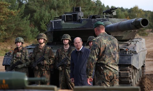 Thủ tướng Đức Olaf Scholz (giữa) đứng trước xe tăng chiến đấu Leopard 2 của lực lượng vũ trang Đức Bundeswehr tại căn cứ quân sự ở Ostenholz, miền bắc nước Đức. Ảnh: AFP