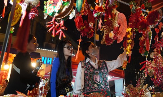 Chợ hoa Hàng Lược thu hút rất đông người dân thủ đô đến dạo chơi, mua sắm. Ảnh: Phạm Đông