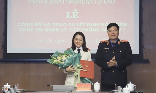 Bà Lê Thị Bích Hòa nhận quyết định bổ nhiệm. Ảnh: Viện KSND Tối cao