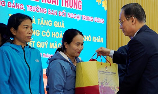 Ủy viên Ban Chấp hành Trung ương Đảng, Trưởng ban Đối ngoại Trung ương Lê Hoài Trung tặng quà Tết cho đoàn viên, người lao động có hoàn cảnh khó khăn. Ảnh: Phúc Đạt.