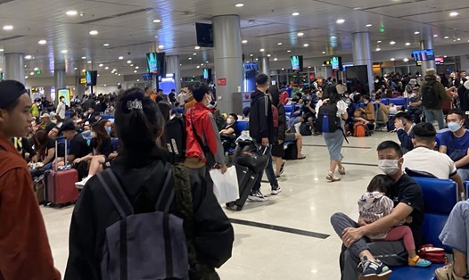 Hàng trăm hành khách Hà Nội đi Đà Nẵng tối 14.1 phải hạ cánh tại sân bay Tân Sơn Nhất. Ảnh: Hiển Phan