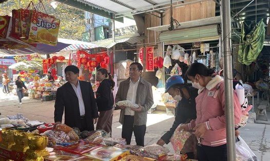 Ông Cao Minh Tú – Phó Giám đốc Sở Công Thương Nghệ An (giữa) và đoàn công tác kiểm tra thị trường hàng tết tại thị trấn Con Cuông. Ảnh:  Hải Đăng