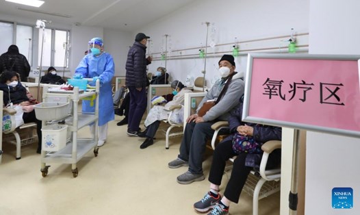 Bệnh nhân được điều trị bằng ôxy tại một cơ sở chăm sóc sức khỏe cộng đồng ở phía đông Thượng Hải, Trung Quốc, ngày 4.1.2023. Ảnh: Xinhua