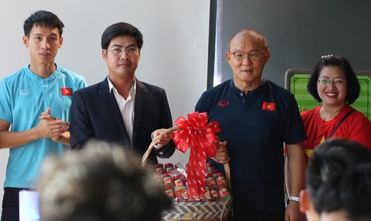 Đại sứ quán Việt Nam tại Thái Lan gặp gỡ huấn luyện viên Park Hang-seo và các học trò. Ảnh: VFF