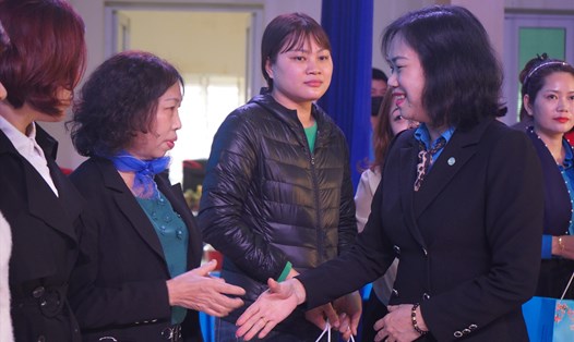 Bà Đào Thị Huyền - Phó Chủ tịch Liên đoàn Lao động thành phố Hải Phòng trao quà cho chủ doanh nghiệp tại buổi lễ. Ảnh: Thiên Hà