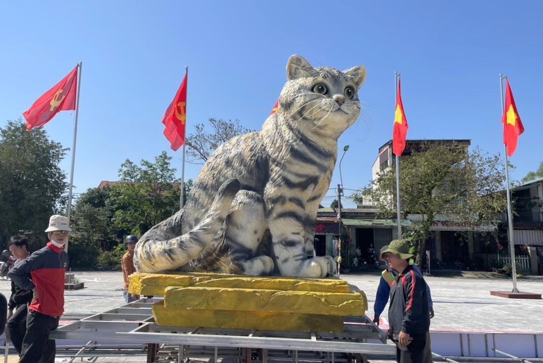 Linh vật mèo được đưa đến Quảng trường trung tâm huyện Triệu Phong. Ảnh: Hưng Thơ