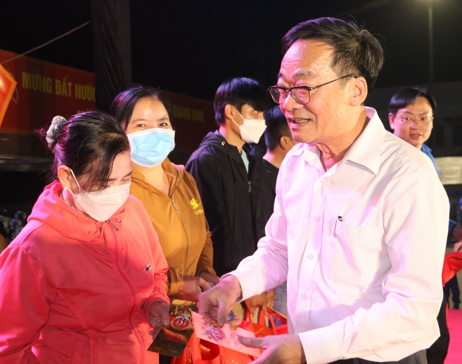 Đại diện SABECO - ông Nguyễn Văn Lộc - Giám đốc Công ty CPTM Bia Sài Gòn Miền Đông đã dự chương trình, trao hỗ trợ và phát biểu chúc Tết công nhân lao động ở Bình Dương