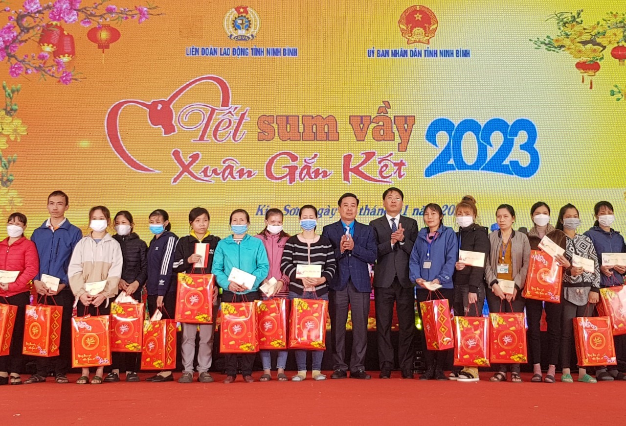 Hàng nghìn suất quà Tết được công đoàn các cấp trên địa bàn tỉnh Ninh Bình trao tặng đến tay đoàn viên, người lao động có hoàn cảnh khó khăn. Ảnh: Diệu Anh
