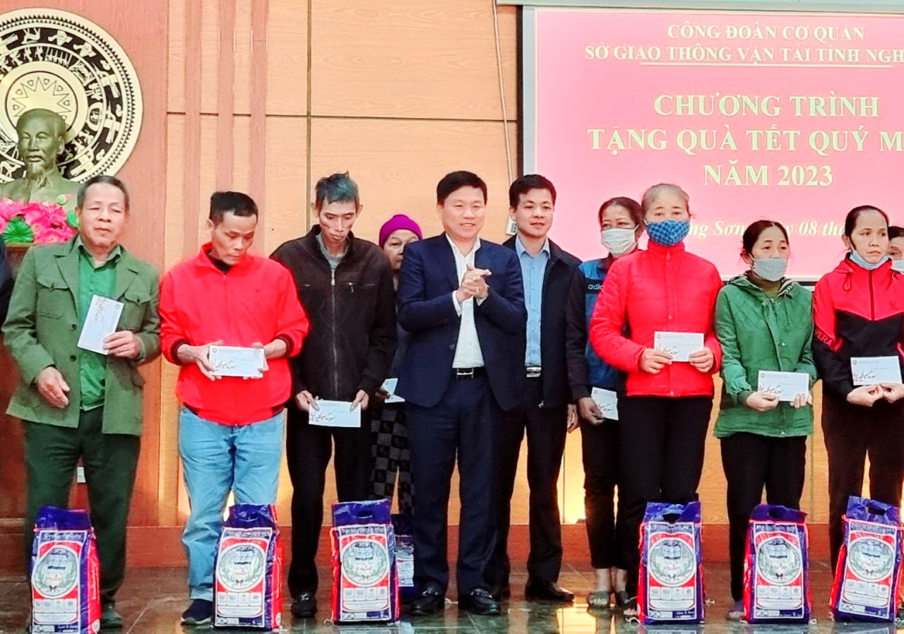 Ngành GTVT Nghệ An tặng gần 1.200 suất quà Tết cho người nghèo