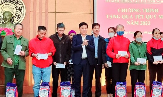 Ông Hoàng Phú Hiền - Giám đốc Sở Giao thông Vận tải Nghệ An trao quà Tết cho các hộ gia đình tại thị xã Thái Hòa. Ảnh: Hải Đăng
