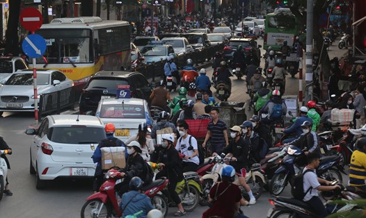 Nhiều tuyến đường ở nội đô Hà Nội hỗn loạn trong những ngày giáp Tết Nguyên đán. Ảnh: Phạm Đông