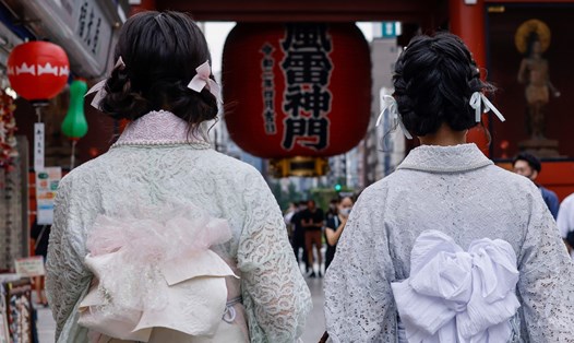 Những người phụ nữ mặc trang phục truyền thống của Nhật Bản tại quận Asakusa của Tokyo. Ảnh: AFP
