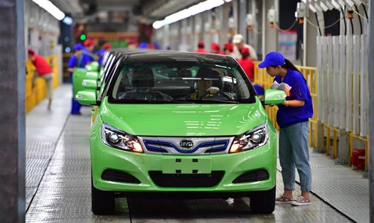 Kiểm tra xe điện BYD trên một dây chuyền sản xuất ở Tây An, tỉnh Thiểm Tây, Trung Quốc năm 2019. Ảnh: Xinhua