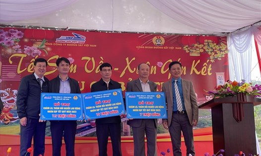Tổng Công ty Đường sắt Việt Nam và Công đoàn Đường sắt Việt Nam trao hỗ trợ cho đoàn viên, 
người lao động các đơn vị. Ảnh: Kim Lan