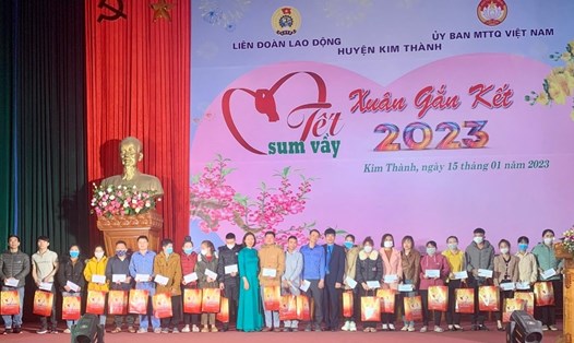 Nhiều CNLĐ được tặng quà tại chương trình "Tết sum vầy - Xuân gắn kết" của LĐLĐ huyện Kim Thành. Ảnh: Diệu Thúy