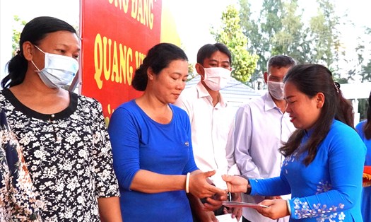 Phó Chủ tịch LĐLĐ tỉnh Kiên Giang Trương Thanh Thúy tặng quà Tết cho công nhân lao động có hoàn cảnh khó khăn.
