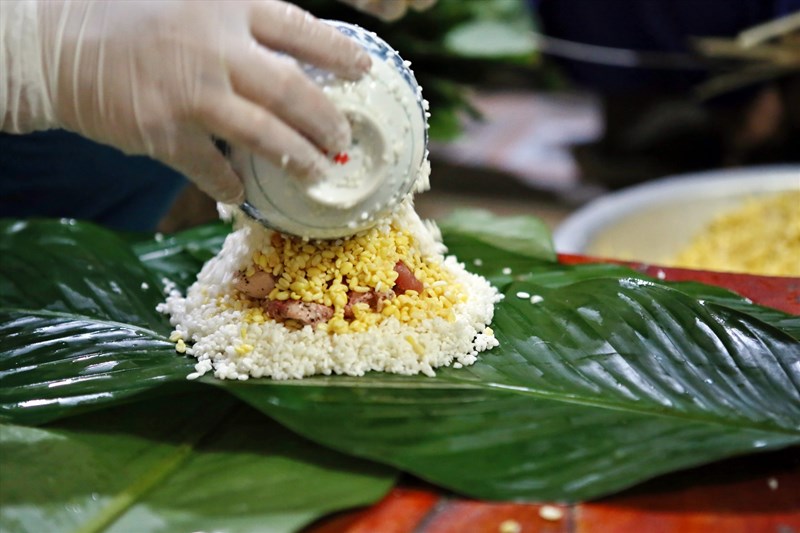 Câu chuyện gói bánh chưng ăn Tết
