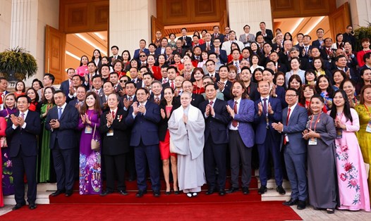 Thủ tướng Phạm Minh Chính gặp mặt kiều bào tham dự chương trình Xuân Quê hương 2023, ngày 14.1.2023.  Ảnh: Hải Nguyễn