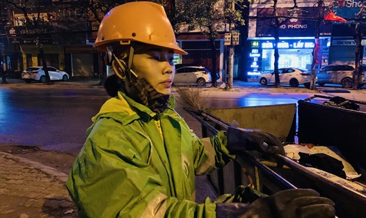Chị Quyên (quê ở huyện Hưng Nguyên, Nghệ An), tổ thu gom rác số 3, vẫn âm thầm, lặng lẽ kéo xe đi khắc các tuyến đường được giao để gom rác. Ảnh: Quỳnh Trang