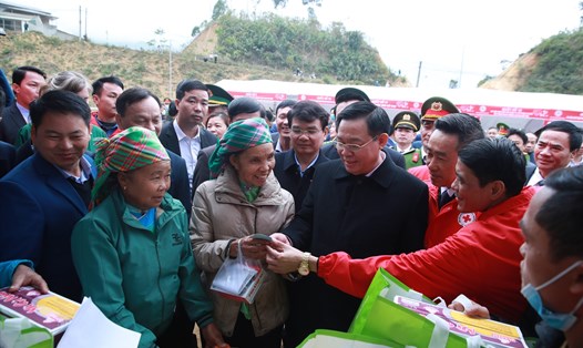 Chủ tịch Quốc hội Vương Đình Huệ thăm các gian hàng của bà con nhân dân huyện Bát Xát. Ảnh: Văn Đức.