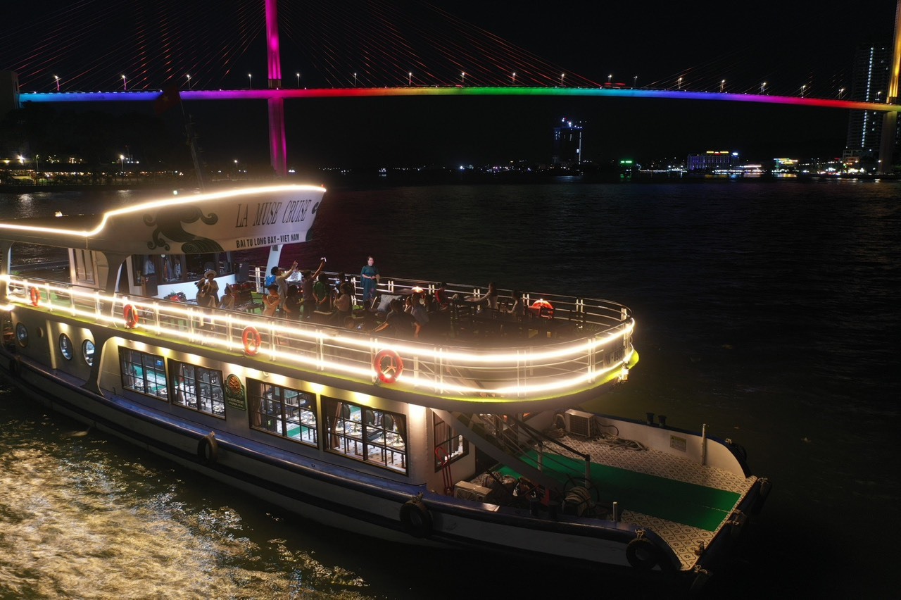 Tàu tham gia "Phố đêm du thuyền" vừa phục vụ du khách ăn uống vừa đưa du khách đi ngao du dưới chân cầu Bãi Cháy. Ảnh: Nguyễn Hùng