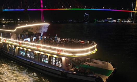 Tàu tham gia "Phố đêm du thuyền" vừa phục vụ du khách ăn uống vừa đưa du khách đi ngao du dưới chân cầu Bãi Cháy. Ảnh: Nguyễn Hùng