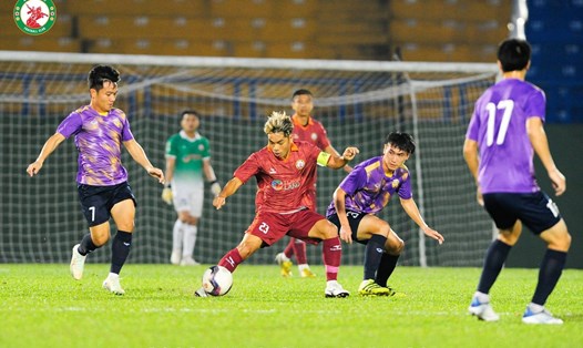 Cao Văn Triền (áo đỏ) thi đấu cho đội bóng quê hương Bình Định. Ảnh: CLB Bình Định