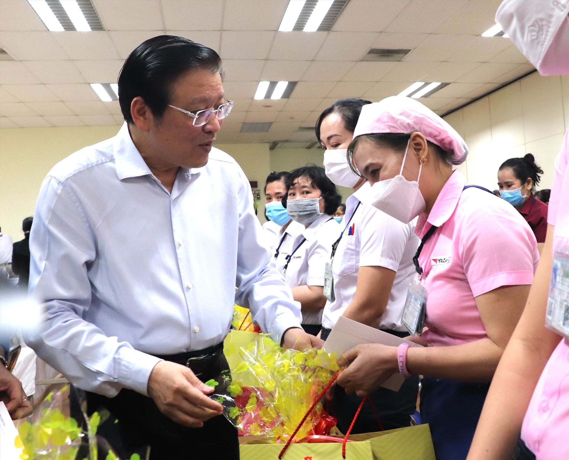 Trưởng Ban Nội chính Trung ương Phan Đình Trạc trao quà Tết cho công nhân Công ty TNHH Yazaki EDS Việt Nam. Ảnh: Yến Nhi