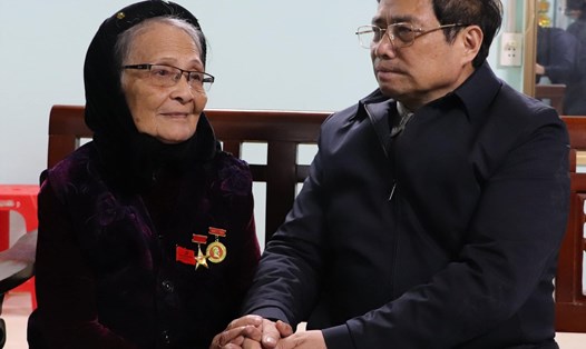 Thủ tướng thăm, chúc Tết, tặng quà các mẹ Việt Nam anh hùng, lực lượng vũ trang, các gia đình chính sách, hộ nghèo, người lao động có hoàn cảnh khó khăn tại Cao Bằng. Ảnh: Nhật Bắc.