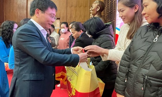 Ông Nguyễn Văn Thắng - Bộ trưởng Bộ GTVT trao quà cho đoàn viên, người lao động tại Điện Biên. Ảnh: Giang Nam