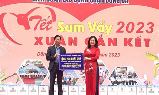 Phó Chủ tịch Liên đoàn Lao động Thành phố Hà Nội Phạm Bá Vĩnh trao biển tượng trưng tặng 290 suất quà cho đoàn viên, công nhân viên chức lao động quận Đống Đa. Ảnh: Hải Yế