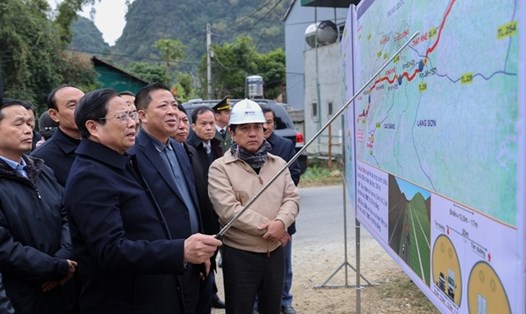 Thủ tướng khảo sát thực địa 2 động lực phát triển mới của Cao Bằng. Ảnh: Nhật Bắc.