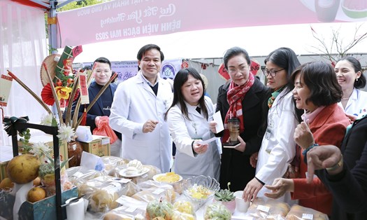 Lãnh đạo Công đoàn Y tế Việt Nam, lãnh đạo bệnh viện Bạch Mai và Công đoàn bệnh viện Bạch Mai thăm các gian hàng. Ảnh: Bảo Hân