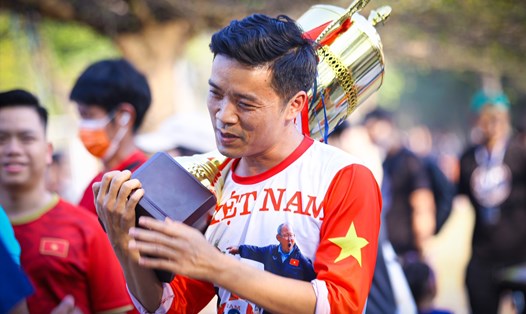 Cổ động viên mang cúp sang Thái Lan cổ vũ cho đội tuyển Việt Nam. Ảnh: Thanh Vũ