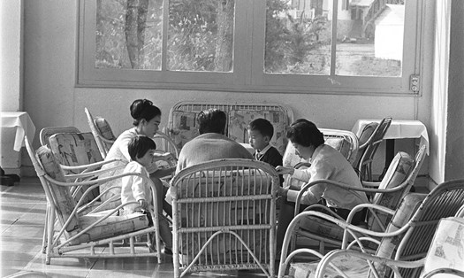 Bữa ăn trong kỳ nghỉ mát của một gia đình tại khách sạn Dalat Palace, năm 1967.  Ảnh: Tư liệu của NGUYỄN VĨNH NGUYÊN