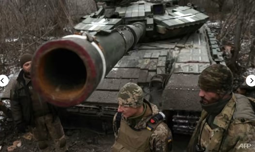 Quân nhân Ukraina đứng trước xe tăng ở Kreminna, vùng Lugansk. Ảnh: AFP