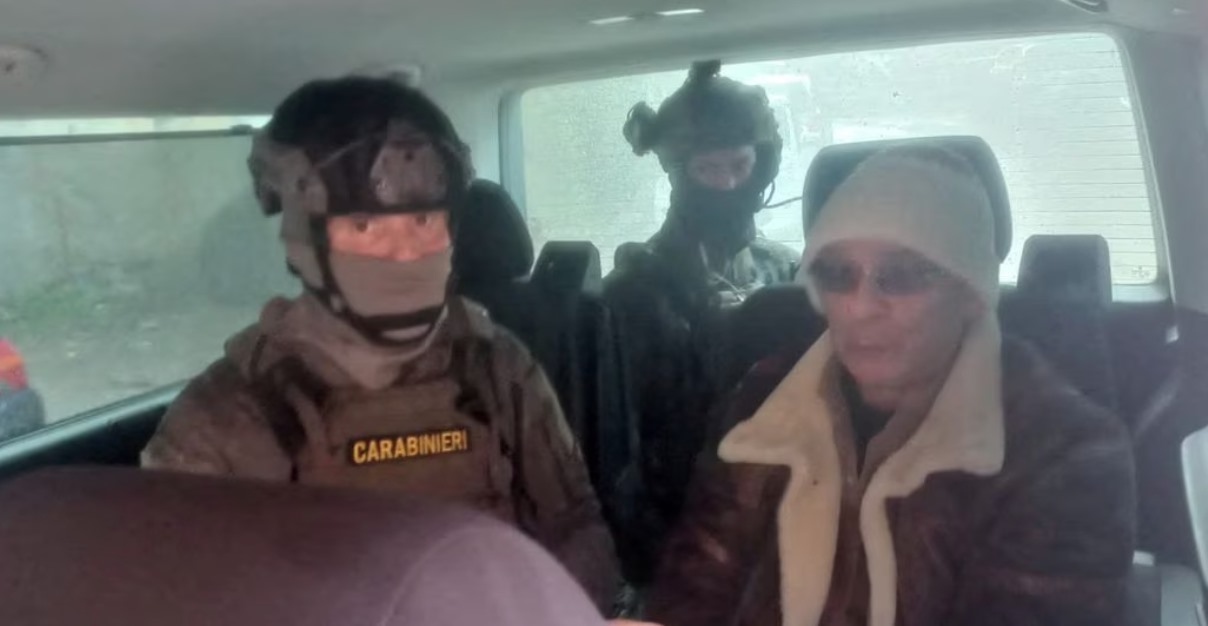 Trùm mafia Matteo Messina Denaro (phải) bị bắt ngày 16.1.2023. Ảnh: Ufficio Stampa Comando Generale Carabinieri