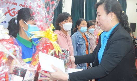 Bà Phạm Thị Thanh Tùng trao quà Tết của Tổng LĐLĐ Việt Nam cho đoàn viên có hoàn cảnh khó khăn. Ảnh: Ánh Nguyệt.