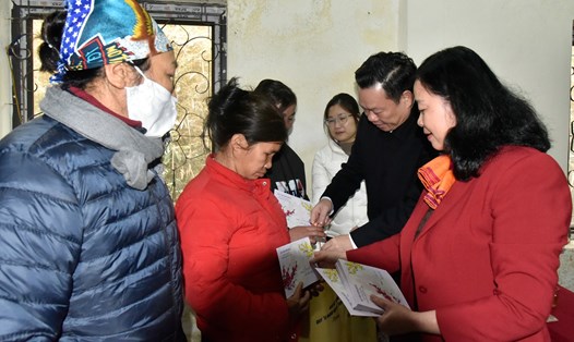 Trưởng Ban Dân vận Trung ương - Bùi Thị Minh Hoài và đoàn công tác thăm, tặng quà Tết tại Bắc Kạn. Ảnh: Phùng Minh