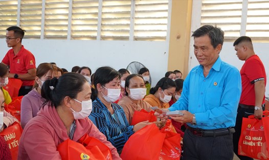 Phó Chủ tịch LĐLĐ tỉnh Sóc Trăng Nguyễn Văn Thanh trao quà cho đoàn viên, công nhân lao động. Ảnh: Anh Khoa