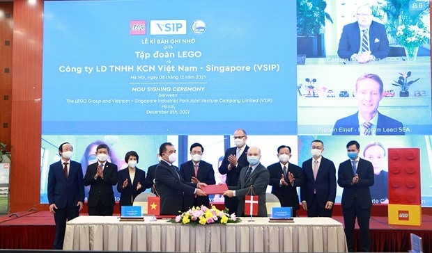 Tập đoàn Lego ký Biên bản ghi nhớ hợp tác với Công ty Liên doanh TNHH Khu Công nghiệp Việt Nam-Singapore (VSIP) để xây dựng một nhà máy mới tại Việt Nam ở tỉnh Bình Dương, ngày 8.12.2021. Ảnh: VGP