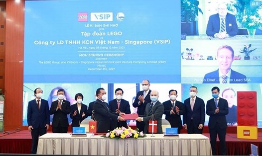 Tập đoàn Lego ký Biên bản ghi nhớ hợp tác với Công ty Liên doanh TNHH Khu Công nghiệp Việt Nam-Singapore (VSIP) để xây dựng một nhà máy mới tại Việt Nam ở tỉnh Bình Dương, ngày 8.12.2021. Ảnh: VGP