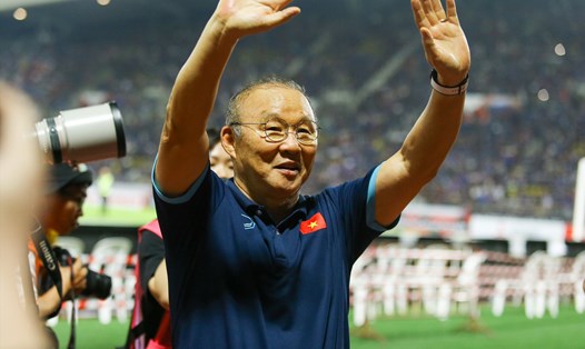 Huấn luyện viên Park Hang-seo cảm ơn cổ động viên Việt Nam sau trận chung kết lượt về AFF Cup 2022 trên sân Thammasat (Thái Lan). Ảnh: Thanh Vũ